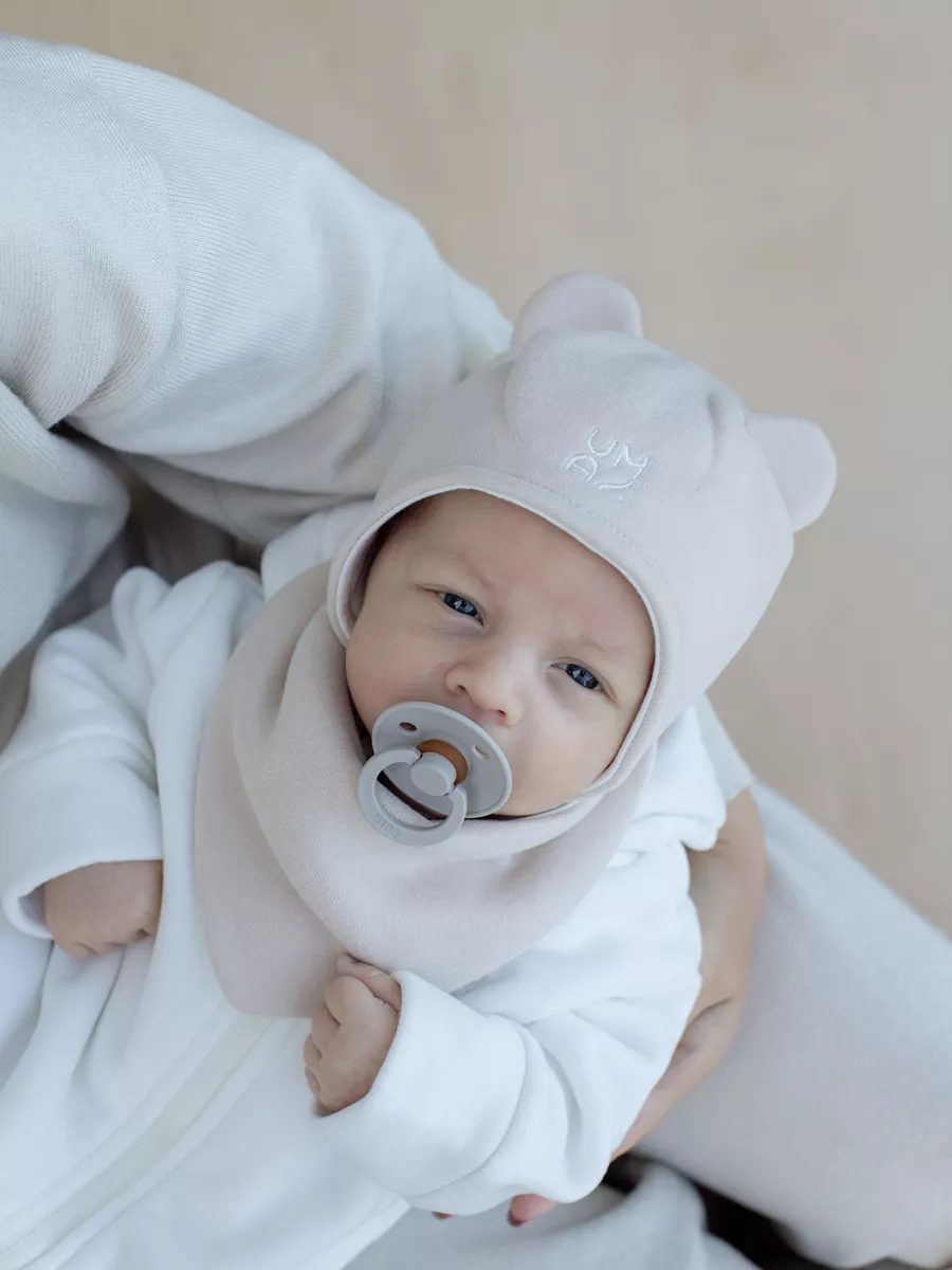 Шапка для малыша со снудом